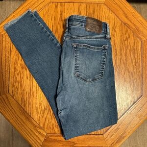 *LUCKY BRAND* Medium Wash Denim Jeans Size 6/28
